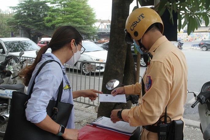 CSGT Ha Noi day manh tuyen truyen dich vu cong truc tuyen trong xu phat VPHC - Hinh anh 2