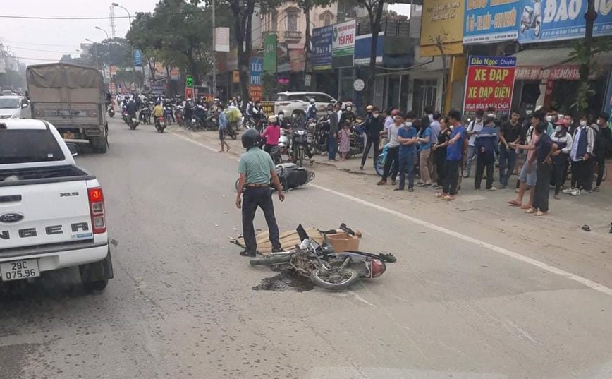 Ha Noi: 2 xe may va cham, nguoi phu nu nga xuong duong bi o to dau keo can tu vong - Hinh anh 1