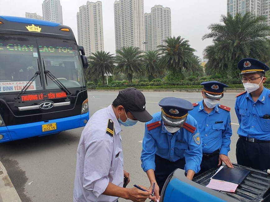 Ha Noi: Thanh tra giao thong “hoa trang” ghi hinh bat xe khach vi pham tren Dai lo Thang Long - Hinh anh 1