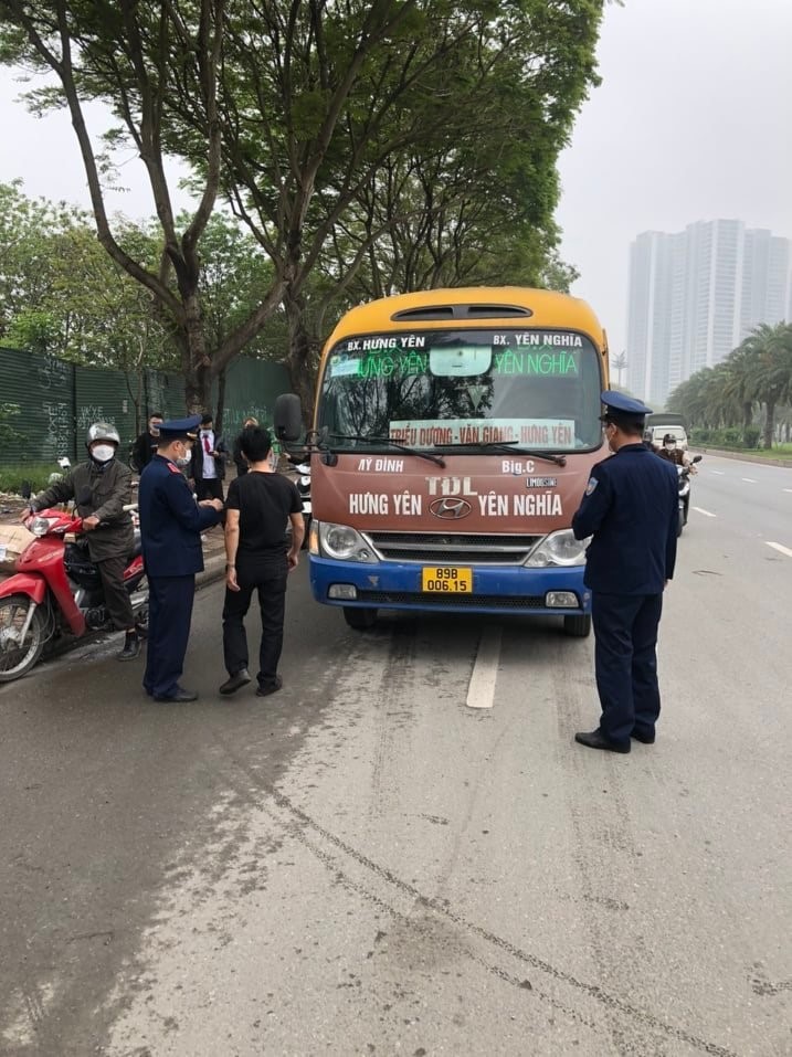 Ha Noi: Thanh tra giao thong “hoa trang” ghi hinh bat xe khach vi pham tren Dai lo Thang Long - Hinh anh 2