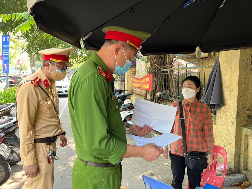 Cong an quan Hoan Kiem kiem tra, xu ly bai trong giu xe khong phep - Hinh anh 6