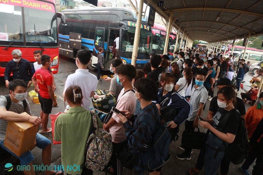 Ha Noi: Ben xe dong nghit nguoi truoc ky nghi le 30/4 – 1/5 - Hinh anh 9