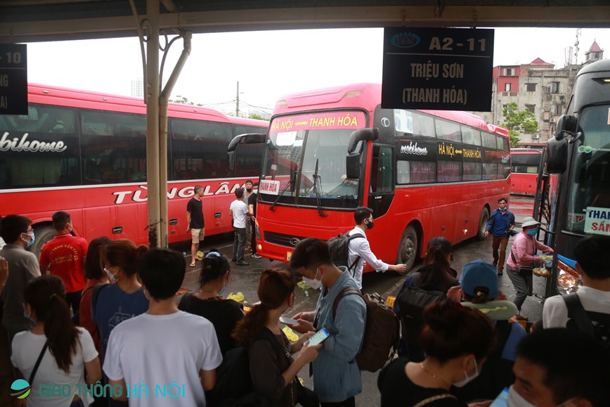 Ha Noi: Ben xe dong nghit nguoi truoc ky nghi le 30/4 – 1/5 - Hinh anh 13