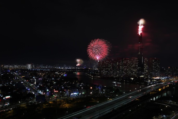 TP Ho Chi Minh cam xe nhieu tuyen duong dem 30/4 de ban phao hoa - Hinh anh 1