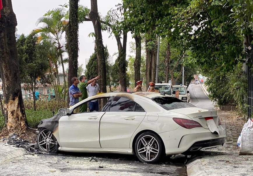 Ha Noi: O to Mercedes boc chay ven ho Tay - Hinh anh 2