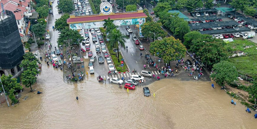 Mua to 2 ngay lien tuc: Giao thong ngoai thanh un u, noi thanh duy tri thong suot - Hinh anh 2