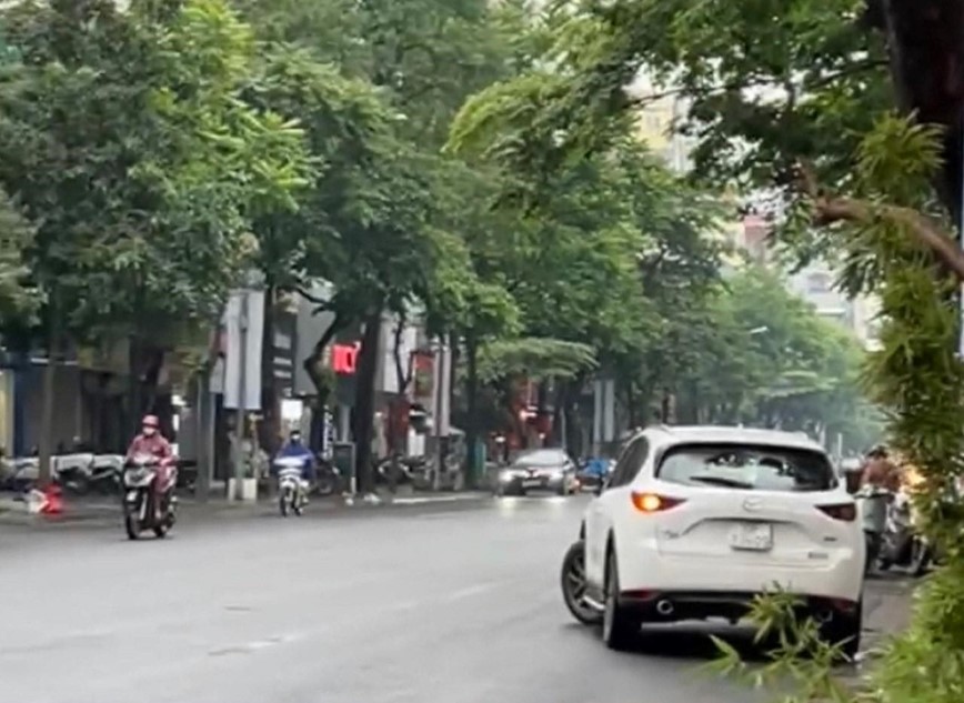 Xu ly nu tai xe o to di nguoc chieu tren pho Hue - Hinh anh 1