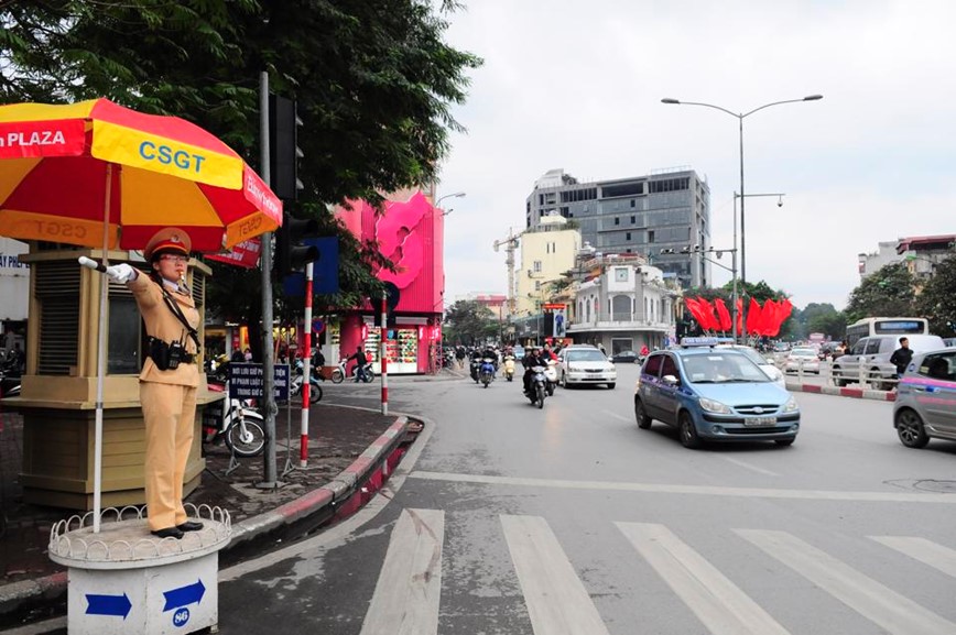 Ap luc cong viec lon, canh sat giao thong Ha Noi dang qua tai - Hinh anh 1