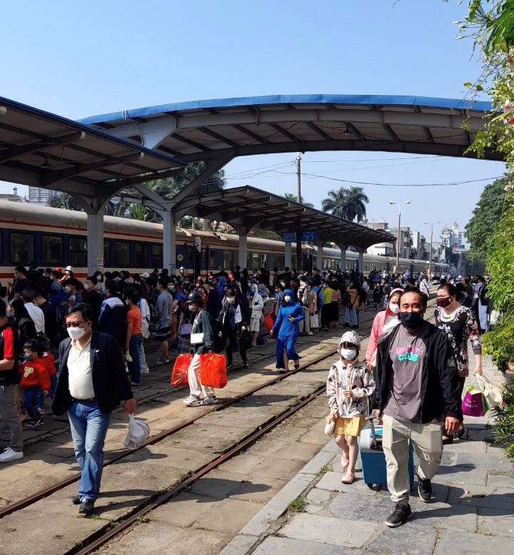 Hai Phong: Luong khach di chuyen bang tau hoa tang dot bien - Hinh anh 2