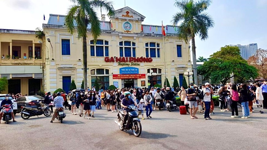 Hai Phong: Luong khach di chuyen bang tau hoa tang dot bien - Hinh anh 1