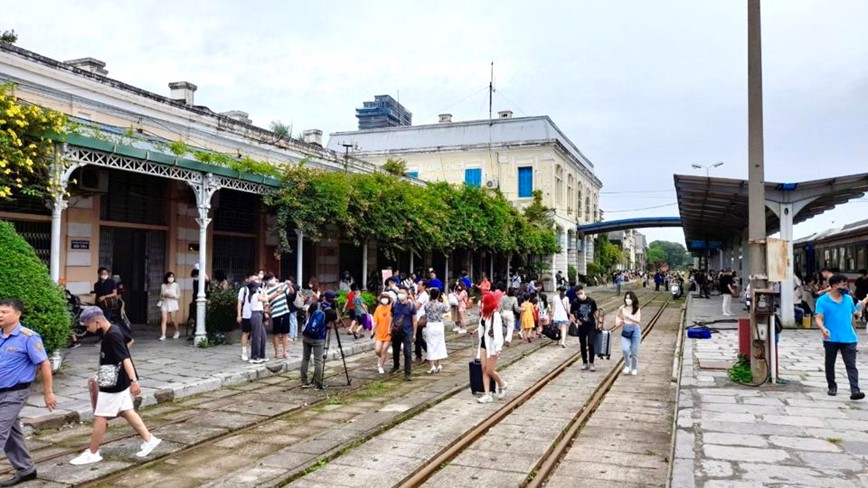 Hai Phong: Luong khach di chuyen bang tau hoa tang dot bien - Hinh anh 3