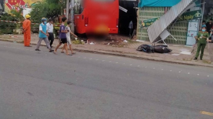 Tai nan giao thong moi nhat hom nay (30/6): Xe khach tong vao nha dan, 3 nguoi di cap cuu, 1 mac ket duoi gam - Hinh anh 2