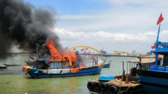 Tai nan giao thong moi nhat hom nay (30/6): Xe khach tong vao nha dan, 3 nguoi di cap cuu, 1 mac ket duoi gam - Hinh anh 3