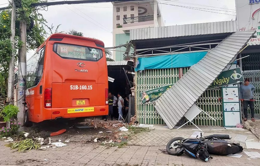 Xe khach Phuong Trang tong vao quan ca phe, 5 nguoi thuong vong - Hinh anh 1