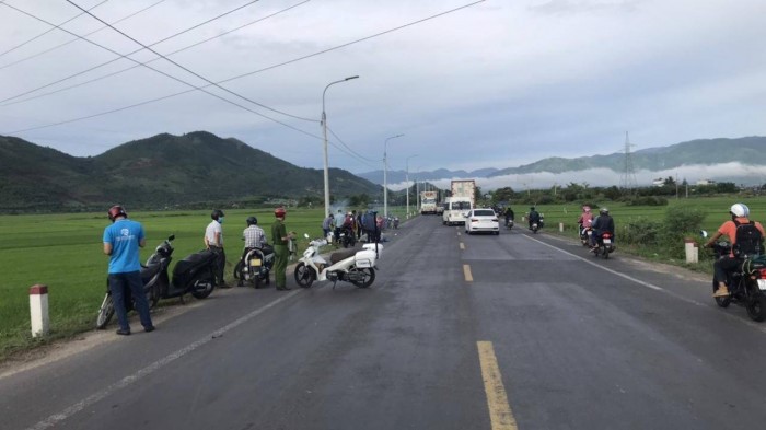 Tai nan giao thong moi nhat hom nay (14/7): Va cham xe container, nguoi phu nu di xe may tu vong tai cho - Hinh anh 1