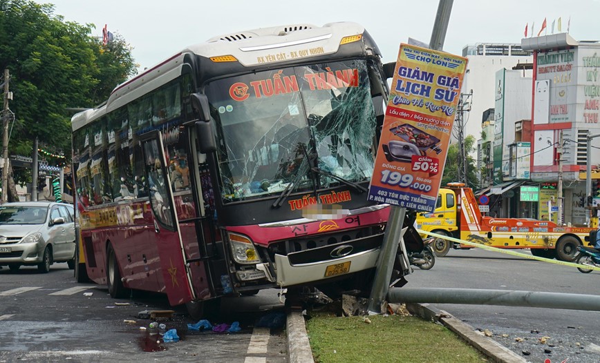 Tai nan giao thong moi nhat hom nay (20/7): 2 xe khach tong nhau, lai xe va phu xe mac ket trong cabin - Hinh anh 1