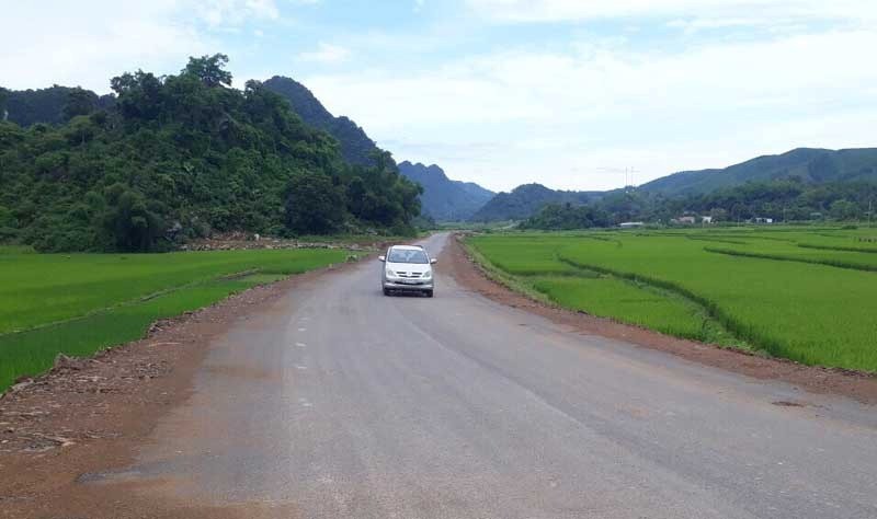 Nang cap mot so ket cau ha tang giao thong tren dia ban tinh Hoa Binh - Hinh anh 1