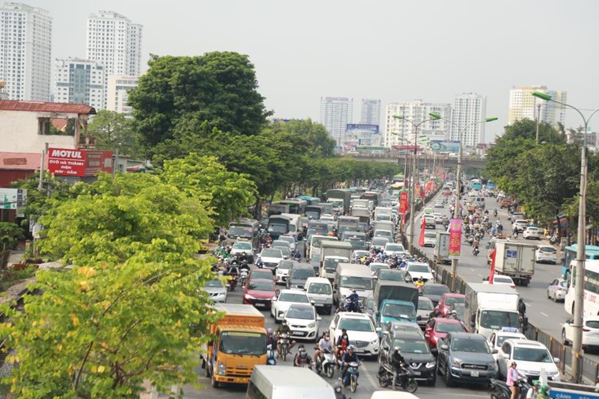 Nguoi dan un un ve que nghi le, duong pho Ha Noi chat nhu nem - Hinh anh 9