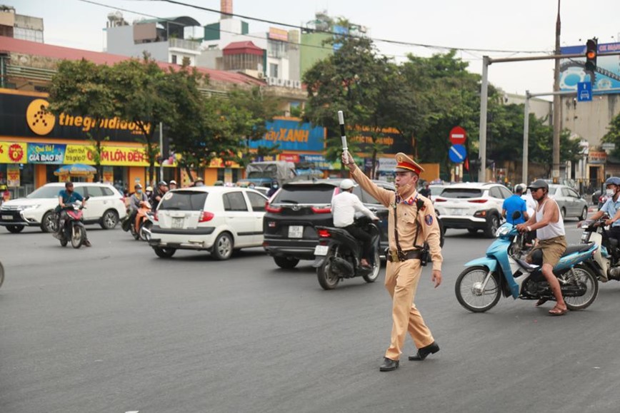 Nguoi dan un un ve que nghi le, duong pho Ha Noi chat nhu nem - Hinh anh 11