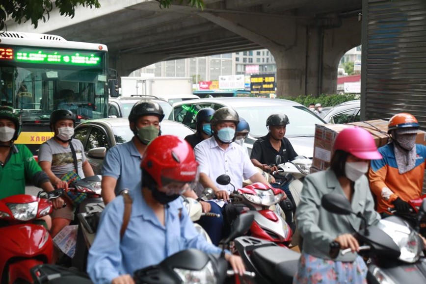 Nguoi dan un un ve que nghi le, duong pho Ha Noi chat nhu nem - Hinh anh 6