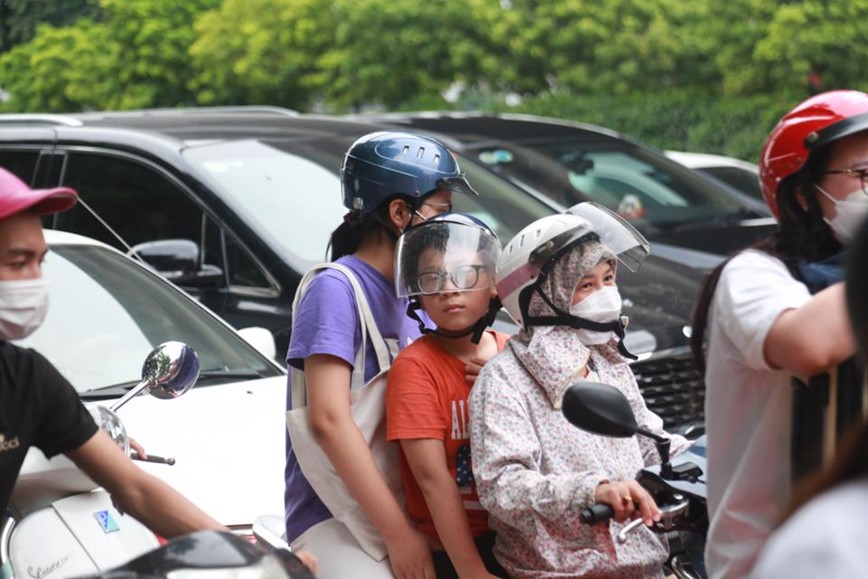 Nguoi dan un un ve que nghi le, duong pho Ha Noi chat nhu nem - Hinh anh 8