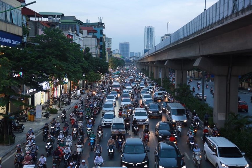 Nguoi dan un un ve que nghi le, duong pho Ha Noi chat nhu nem - Hinh anh 12