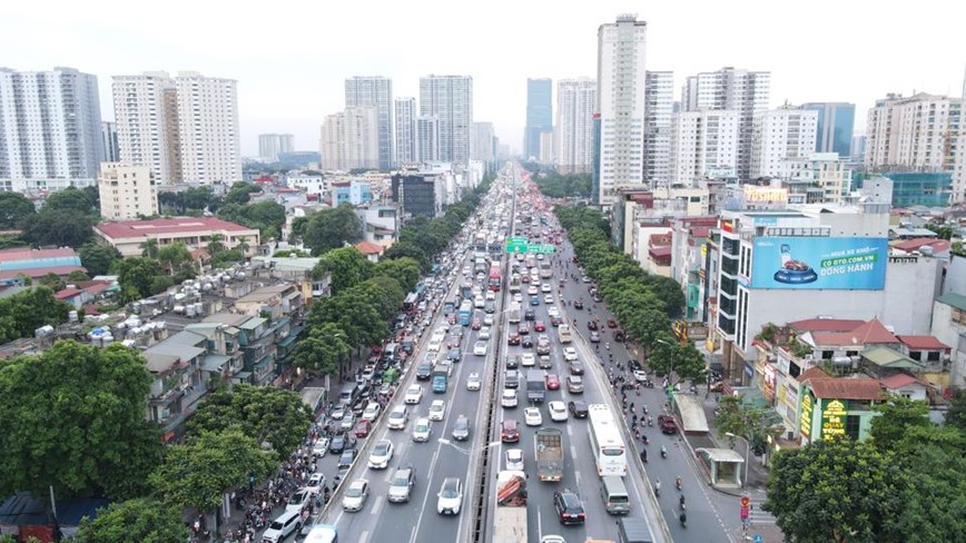 Nguoi dan un un ve que nghi le, duong pho Ha Noi chat nhu nem - Hinh anh 2