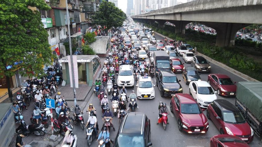 Nguoi dan un un ve que nghi le, duong pho Ha Noi chat nhu nem - Hinh anh 3