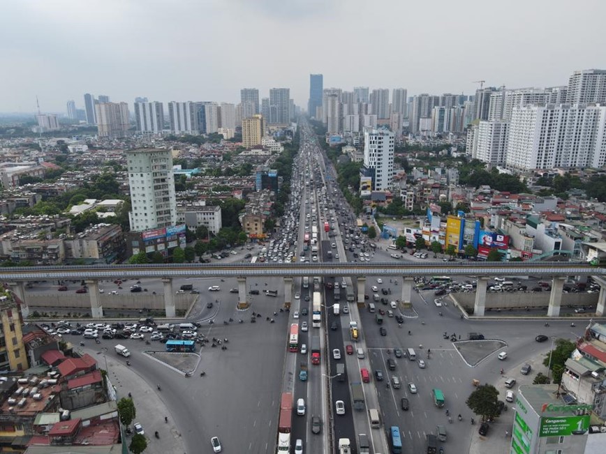 Nguoi dan un un ve que nghi le, duong pho Ha Noi chat nhu nem - Hinh anh 1