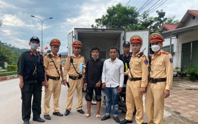 Đi xe máy không biển kiểm soát, 2 tên trộm bị tóm gọn - Hình ảnh 1 Di xe may khong bien kiem soat, 2 ten trom bi tom gon - Hinh anh 1