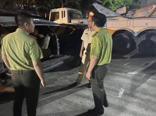 CSGT Ha Noi phat hien xe cho 600kg go khong ro nguon goc - Hinh anh 1