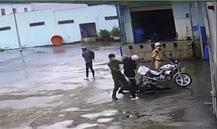 Tước danh hiệu 3 cán bộ công an trong vụ đánh 2 thiếu niên ở Sóc Trăng - Hình ảnh 1 Tuoc danh hieu 3 can bo cong an trong vu danh 2 thieu nien o Soc Trang - Hinh anh 1