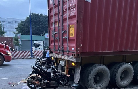Tai nạn giao thông mới nhất hôm nay (30/9): Xe tải kéo lê xe máy 10m, nữ sinh tử vong thương tâm - Hình ảnh 1 Tai nan giao thong moi nhat hom nay (30/9): Xe tai keo le xe may 10m, nu sinh tu vong thuong tam - Hinh anh 1