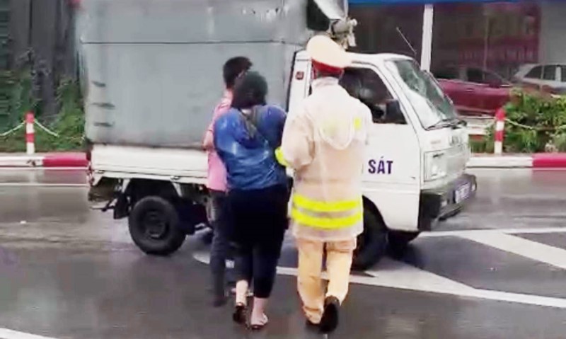 Kịp thời cứu một người phụ nữ định nhảy cầu Chương Dương - Hình ảnh 1 Kip thoi cuu mot nguoi phu nu dinh nhay cau Chuong Duong - Hinh anh 1