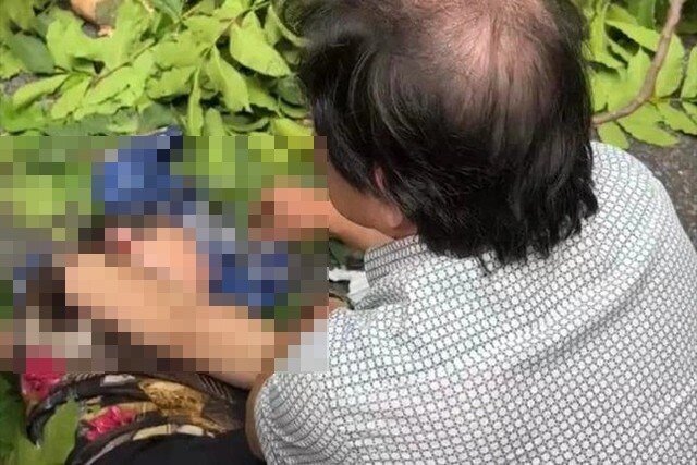 Cây cổ thụ đổ đè trúng người phụ nữ đi xe máy trên phố Hàng Mã - Hình ảnh 1 Cay co thu do de trung nguoi phu nu di xe may tren pho Hang Ma - Hinh anh 1