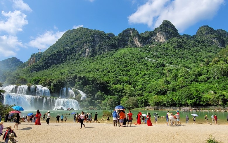 Cao Bằng: Tạm dừng các phương tiện lưu thông qua tuyến Quốc lộ 4A khu vực thác Bản Giốc - Hình ảnh 1 Cao Bang: Tam dung cac phuong tien luu thong qua tuyen Quoc lo 4A khu vuc thac Ban Gioc - Hinh anh 1