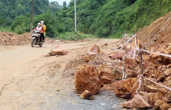 Nganh giao thong van tai tap trung ung pho, khac phuc hau qua mua, lu, sat lo dat do hoan luu bao so 4 - Hinh anh 1