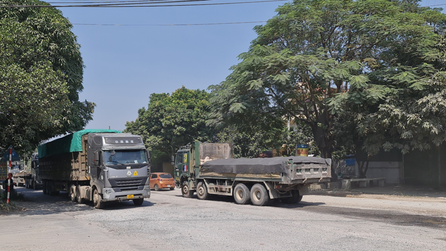 Km426 + 500, duong Ho Chi Minh: Duong hong lien tuc vi xe tai nang - Hinh anh 1