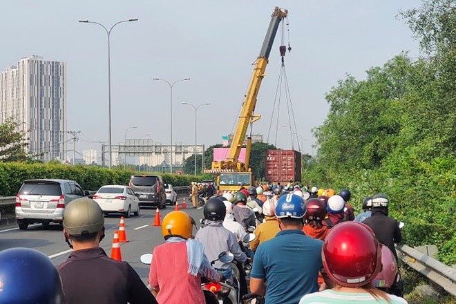 Tai nan giao thong moi nhat hom nay (1/11): Xe container “lam xiec” tren duong dan cao toc, nhieu nguoi thoat chet - Hinh anh 1