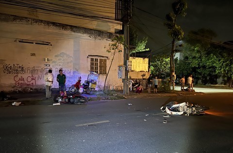 Tai nan giao thong moi nhat hom nay (1/11): Xe container “lam xiec” tren duong dan cao toc, nhieu nguoi thoat chet - Hinh anh 2