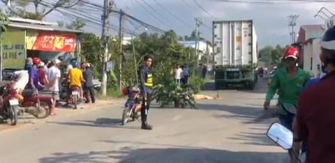 Tai nạn giao thông mới nhất hôm nay (30/11): Va chạm xe đầu kéo, thanh niên đi xe máy tử vong - Hình ảnh 1 Tai nan giao thong moi nhat hom nay (30/11): Va cham xe dau keo, thanh nien di xe may tu vong - Hinh anh 1