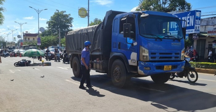 Tai nạn giao thông mới nhất hôm nay (30/11): Va chạm xe đầu kéo, thanh niên đi xe máy tử vong - Hình ảnh 2 Tai nan giao thong moi nhat hom nay (30/11): Va cham xe dau keo, thanh nien di xe may tu vong - Hinh anh 2