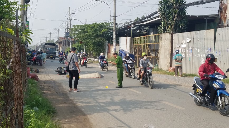 Tai nan giao thong moi nhat hom nay (14/12): Nga vao gam xe tai, nguoi chay xe may tu vong tai cho - Hinh anh 1