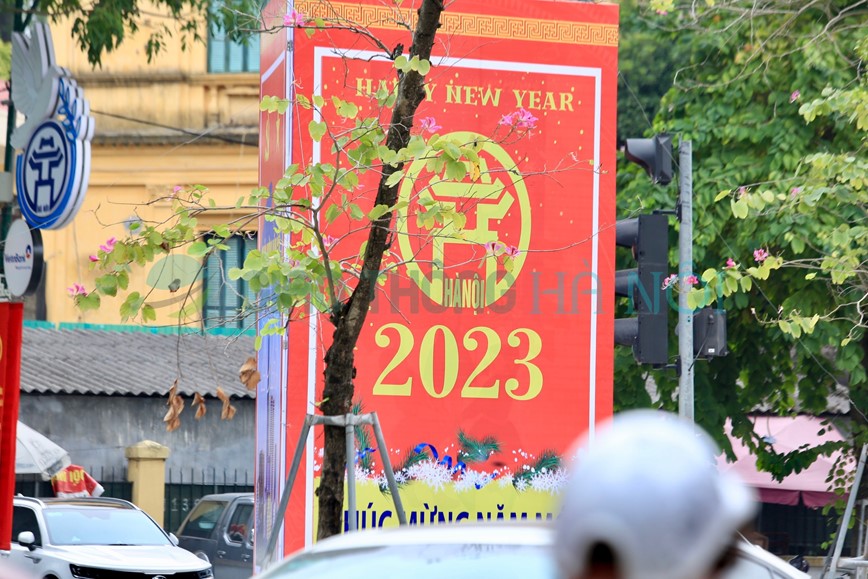 Ha Noi duong pho trang hoang ruc ro don Tet Quy Mao 2023 - Hinh anh 6