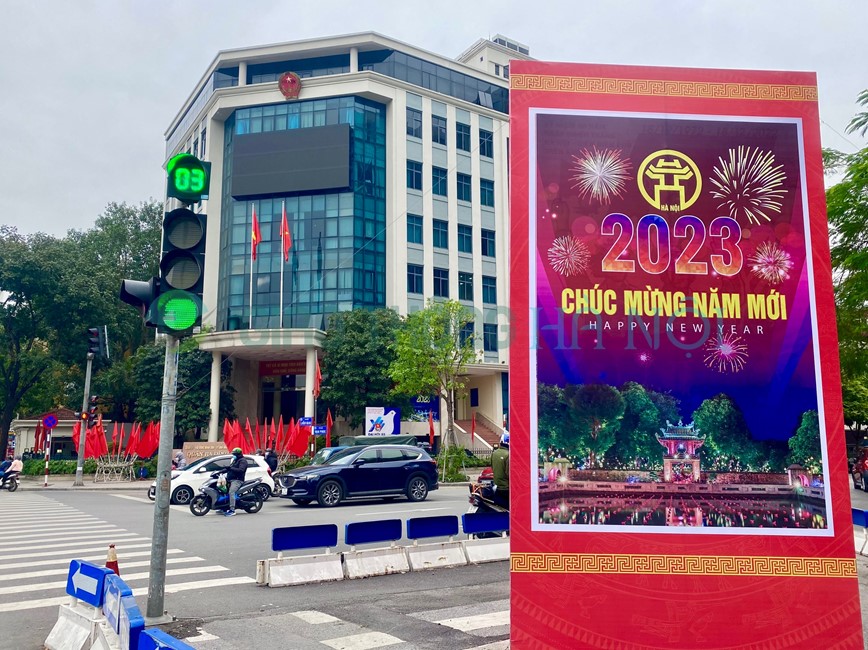 Ha Noi duong pho trang hoang ruc ro don Tet Quy Mao 2023 - Hinh anh 2