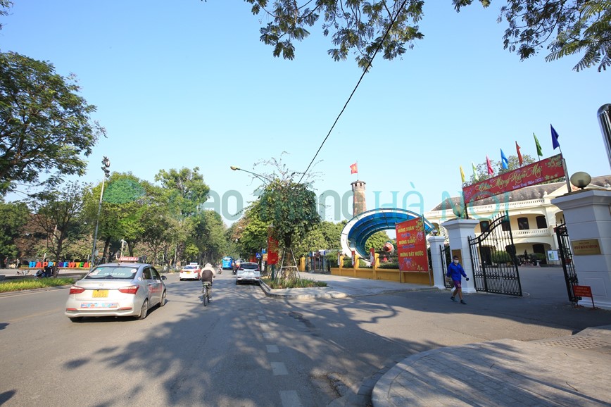 Ha Noi duong pho trang hoang ruc ro don Tet Quy Mao 2023 - Hinh anh 13