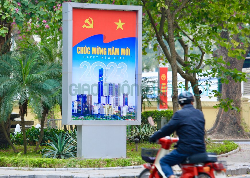 Ha Noi duong pho trang hoang ruc ro don Tet Quy Mao 2023 - Hinh anh 10