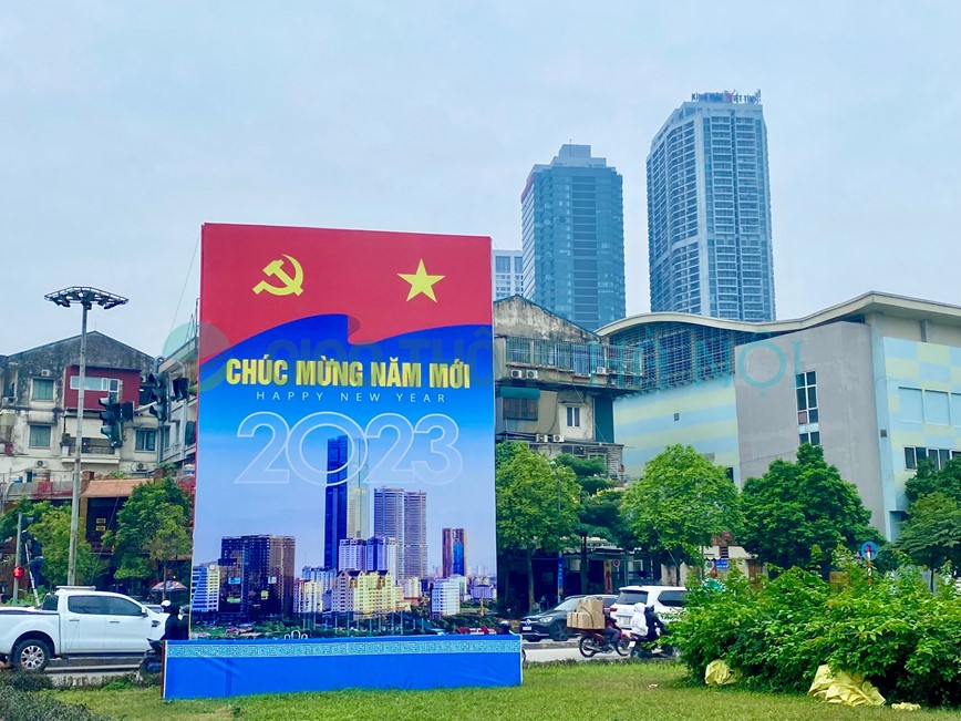 Ha Noi duong pho trang hoang ruc ro don Tet Quy Mao 2023 - Hinh anh 7