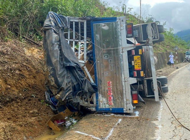 Xe tai mat lai lao vao taluy, 3 nguoi tu vong trong cabin - Hinh anh 1