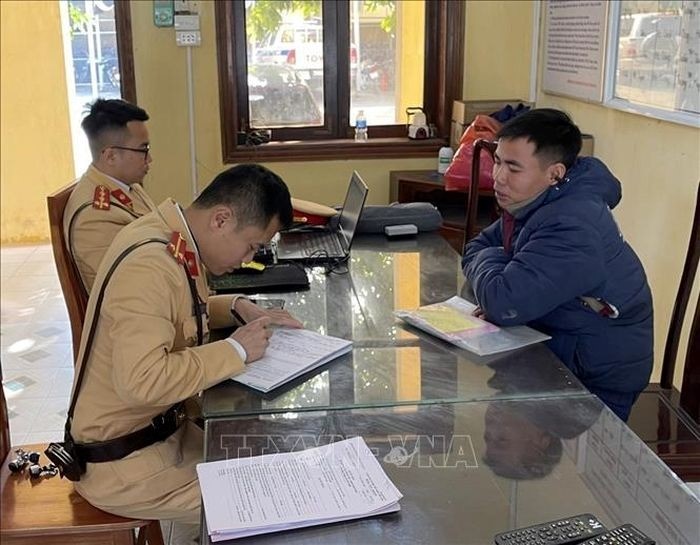 Xử phạt tài xế không nhường đường cho xe ưu tiên - Hình ảnh 1 Xu phat tai xe khong nhuong duong cho xe uu tien - Hinh anh 1